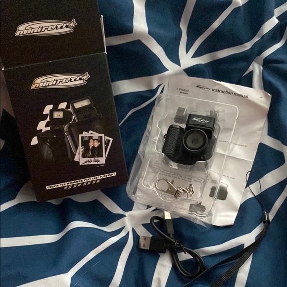 Mini Retro Keychain Camera - Picture 5 of 7